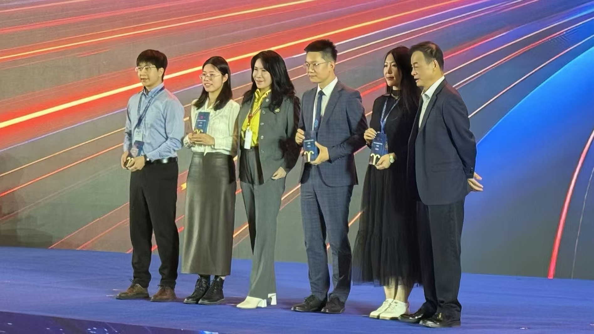 倍头条 | Z6尊龙董事长权秋红受邀出席2024证券时报·新财富杂志分析师年会颁奖礼 